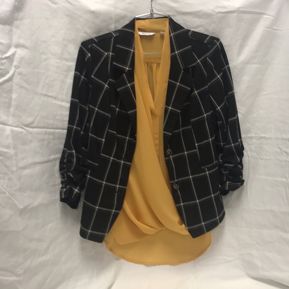 REITMANS CROSSOVER DRAPEY CHIFFON TOP - Picture 2 of 3